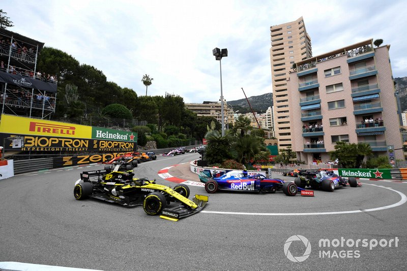 Daniil Kvyat, Toro Rosso STR14, ve Alexander Albon, Toro Rosso STR14, ve Nico Hulkenberg, Renault R.S. 19