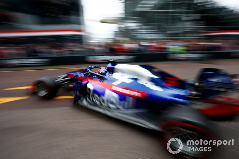 Daniil Kvyat, Toro Rosso STR14, sort du garage