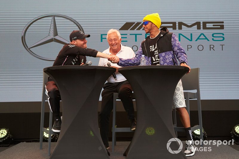Valtteri Bottas, Mercedes AMG F1, e Lewis Hamilton, Mercedes AMG F1, sul palco
