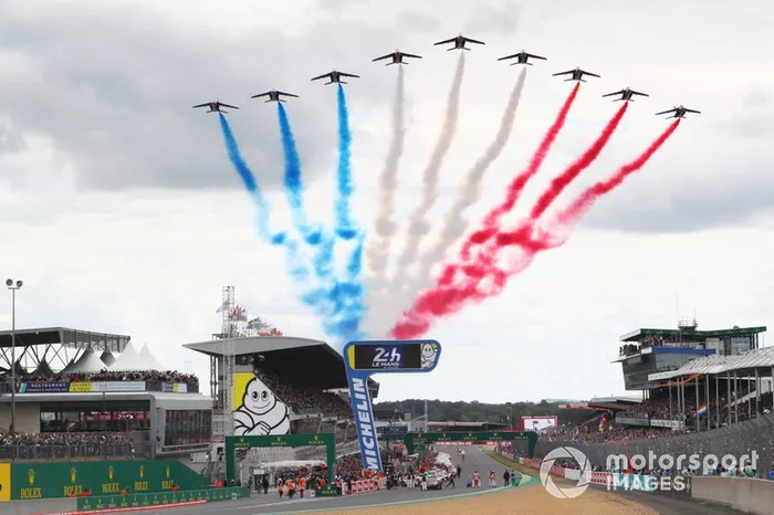 Aviones pasan sobre Le Mans 