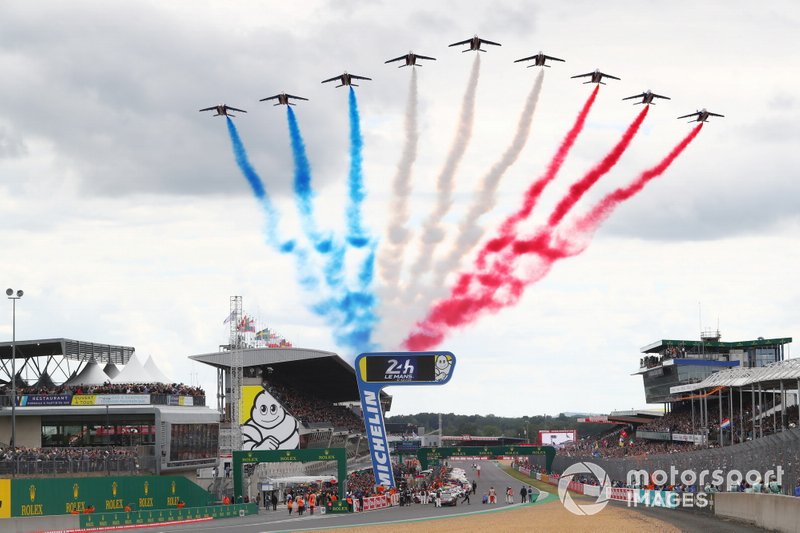 Aviones pasan sobre Le Mans