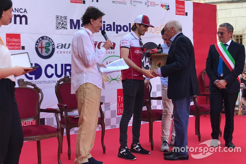 Antonio Giovinazzi, Alfa Romeo Racing, riceve il Trofeo Bandini