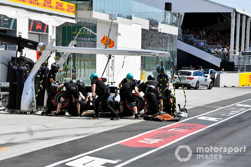 Valtteri Bottas, Mercedes AMG W10, makes a stop during Qualifying