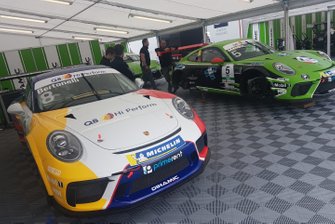 Porsche nel garage Dinamic Motorsport