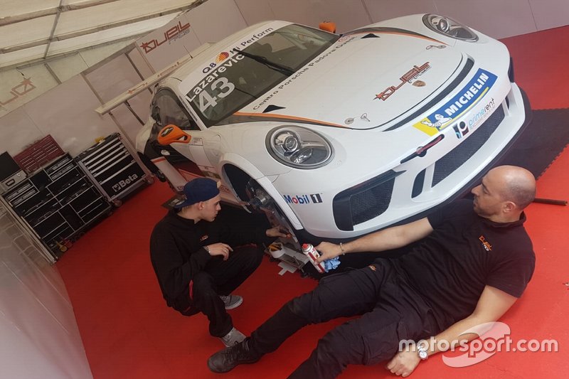 Meccanici al lavoro sulla Porsche di Jovan Lazarevic, Duell Race