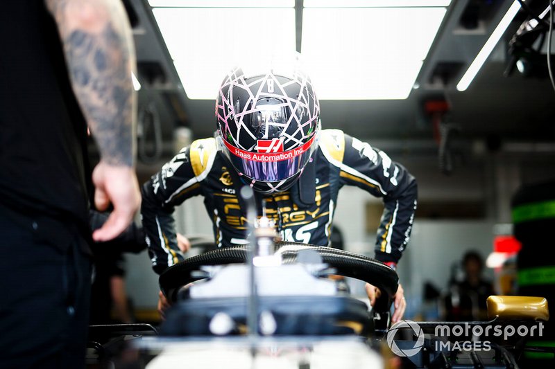 Romain Grosjean, Haas F1, con un diseño especial de casco para su carrera de casa