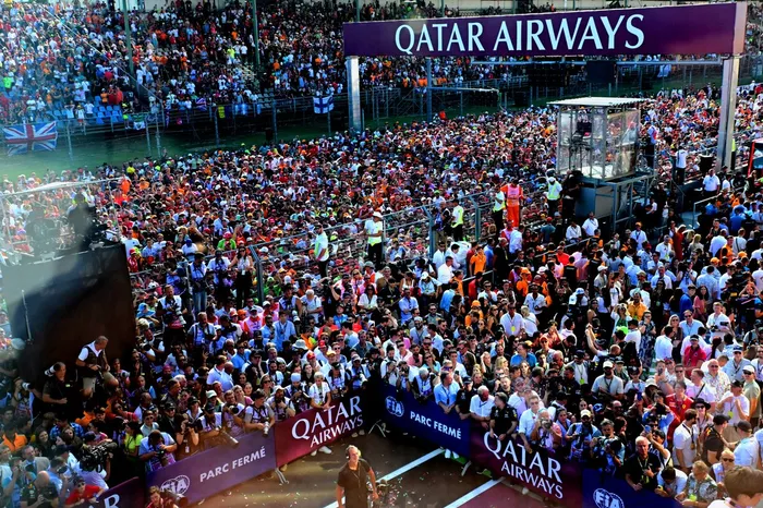 Una gran multitud se reúne para la ceremonia del podio