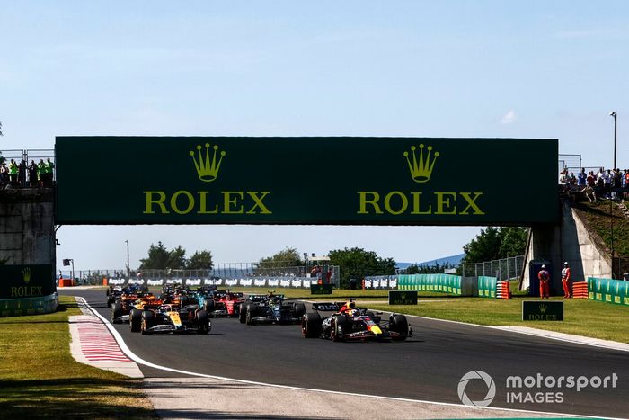 Max Verstappen, Red Bull Racing RB19, Oscar Piastri, McLaren MCL60, Lando Norris, McLaren MCL60, Lewis Hamilton, Mercedes F1 W14, Charles Leclerc, Ferrari SF-23, el resto de la parrilla.