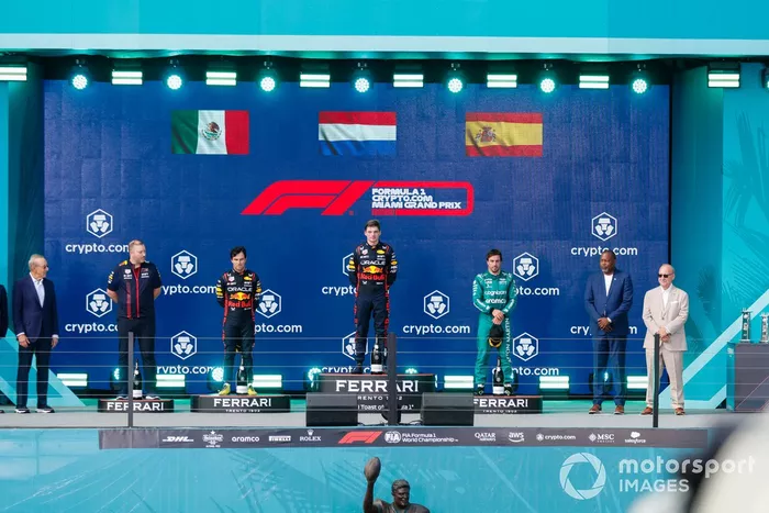 El delegado del trofeo Red Bull, Sergio Pérez, Red Bull Racing, 2ª posición, Max Verstappen, Red Bull Racing, 1ª posición, Fernando Alonso, Aston Martin F1 Team, 3ª posición, en el podio.