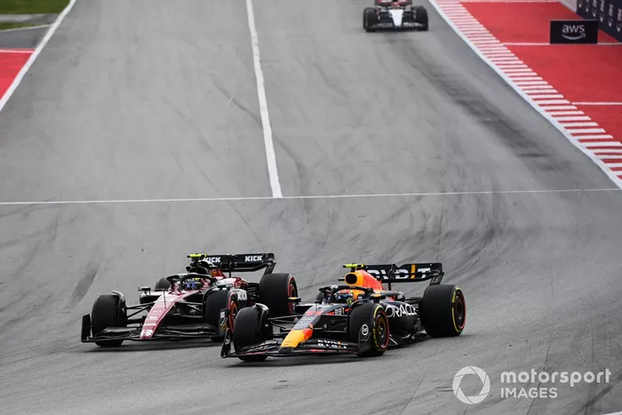 Zhou Guanyu, Alfa Romeo C43, lucha con Sergio Pérez, Red Bull Racing RB19