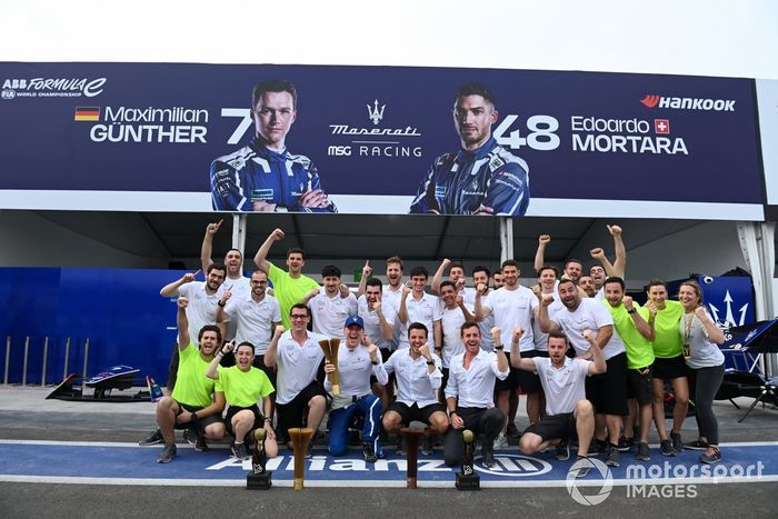 El ganador Maximilian Gunther, de Maserati Racing, celebra con su equipo