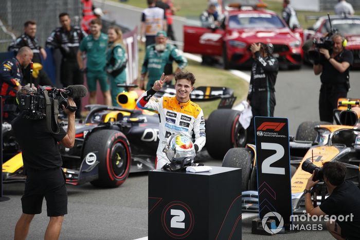 Lando Norris, McLaren, 2ª posición, celebra en Parc Ferme