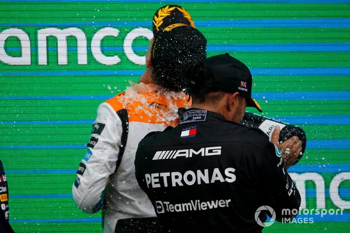 Lando Norris, McLaren, 2ª posición, Lewis Hamilton, Mercedes-AMG, 3ª posición, celebran en el podio