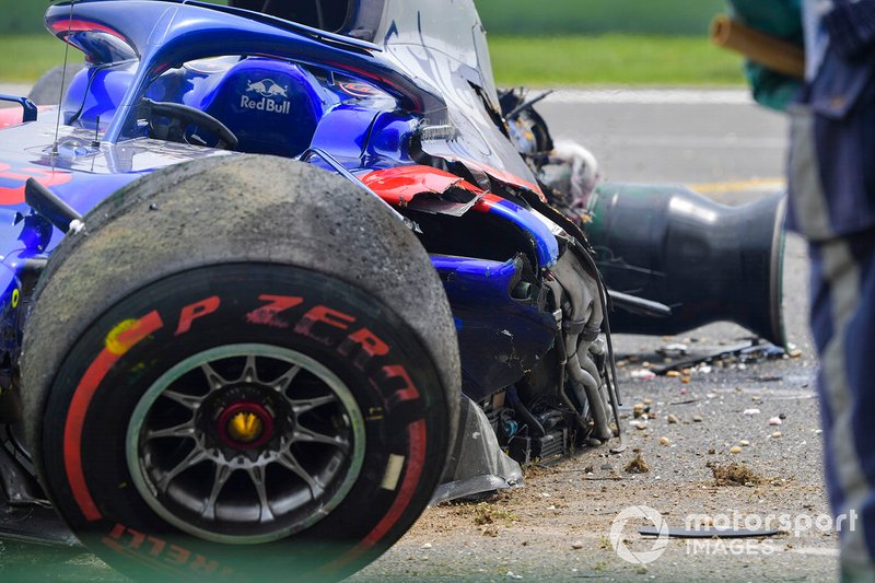 El coche dañado de Alexander Albon, Toro Rosso STR14, después de su accidente