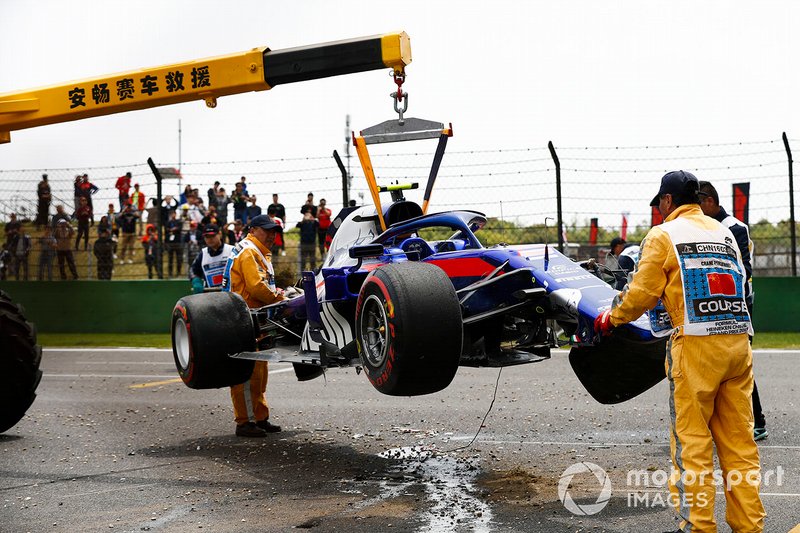 I Marshal rimuovono dal circuito la monoposto danneggiata di Alexander Albon, Toro Rosso STR14, dopo il suo incidente nelle FP3