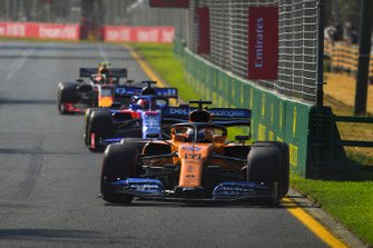 Carlos Sainz Jr., McLaren MCL34 ve Daniil Kvyat, Toro Rosso STR14, ve Pierre Gasly, Red Bull Racing RB15