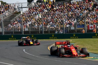 Sebastian Vettel, Ferrari SF90, voor Max Verstappen, Red Bull Racing RB15
