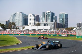 Lewis Hamilton, Mercedes AMG F1 W10, voor Max Verstappen, Red Bull Racing RB15