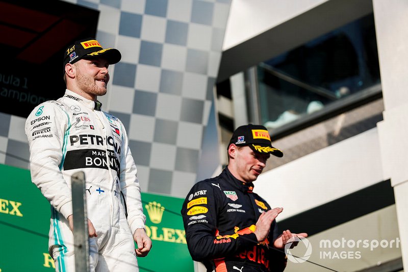 Valtteri Bottas, Mercedes AMG F1 y Max Verstappen, Red Bull Racing