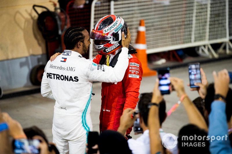 Lewis Hamilton, Mercedes AMG F1, 1ª posición, habla con Charles Leclerc, Ferrari, 3ª posición, después de la carrera