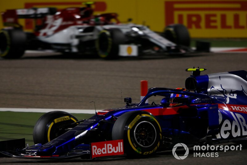 Alexander Albon, Toro Rosso STR14, precede Antonio Giovinazzi, Alfa Romeo Racing C38