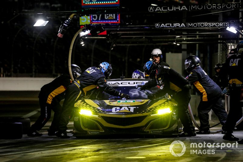 #57 Meyer Shank Racing w/ Curb-Agajanian Acura NSX GT3, GTD: Katherine Legge, Ana Beatriz, Simona De Silvestro, Christina Nielsen, pit stop