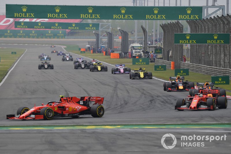 Charles Leclerc, Ferrari SF90, precede Sebastian Vettel, Ferrari SF90, Max Verstappen, Red Bull Racing RB15, Pierre Gasly, Red Bull Racing RB15, Daniel Ricciardo, Renault F1 Team R.S.19, Sergio Perez, Racing Point RP19, e il resto del gruppo, nel giro di apertura