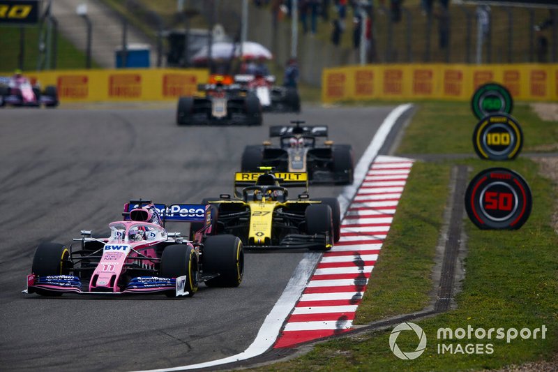Sergio Perez, Racing Point RP19, Nico Hulkenberg, Renault F1 Team R.S. 19, y Romain Grosjean, Haas F1 Team VF-19