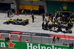 Nico Hulkenberg, Renault F1 Team R.S. 19, et Daniel Ricciardo, Renault F1 Team R.S.19, dans la voie des stands