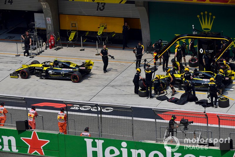 Nico Hulkenberg, Renault F1 Team R.S. 19, y Daniel Ricciardo, Renault F1 Team R.S.19