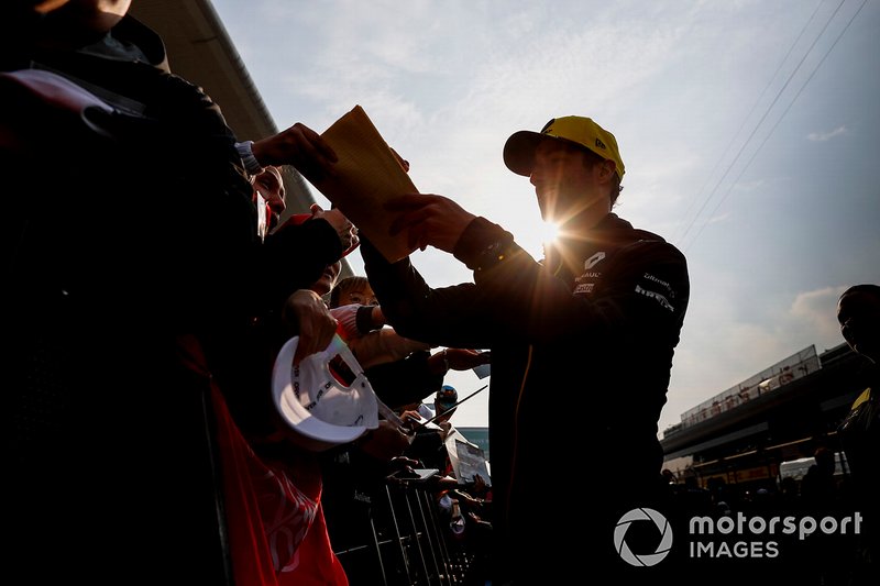 Daniel Ricciardo, Renault F1 Team signs an autograph for a fan