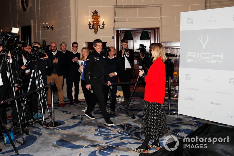 Presenter Nicki Shields and Guenther Steiner, Team Principal, Haas F1