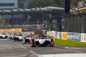 Pascal Wehrlein, Mahindra Racing, M5 Electro Oliver Rowland, Nissan e.Dams, Nissan IMO1, Lucas Di Grassi, Audi Sport ABT Schaeffler, Audi e-tron FE05, all in attack mode