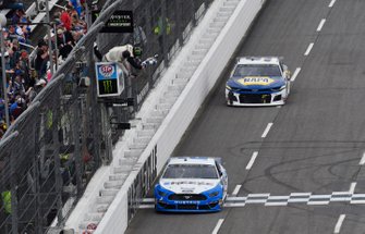 Race Winner Brad Keselowski, Team Penske, Ford Mustang Reese/DrawTite