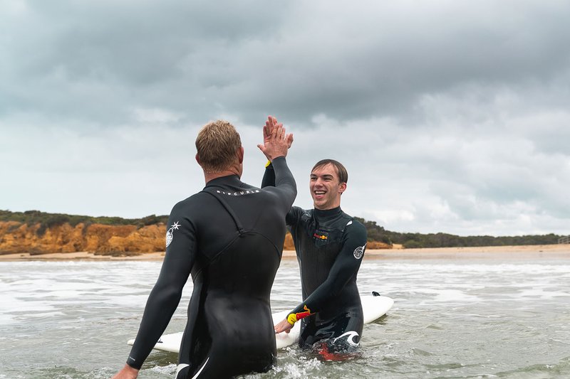 Pierre Gasly, Red Bull Racing, va a fare surf con la leggenda del surf Mick Fanning