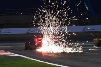 Antonio Giovinazzi, Alfa Romeo Racing C38 kıvılcımlar saçıyor