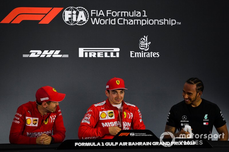 Sebastian Vettel, Ferrari, Charles Leclerc, Ferrari, e Lewis Hamilton, Mercedes AMG F1, durante la Conferenza Stampa dopo le qualifiche