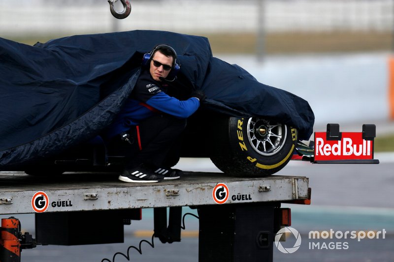 El coche de Alex Albon, Scuderia Toro Rosso STR14 en un camión