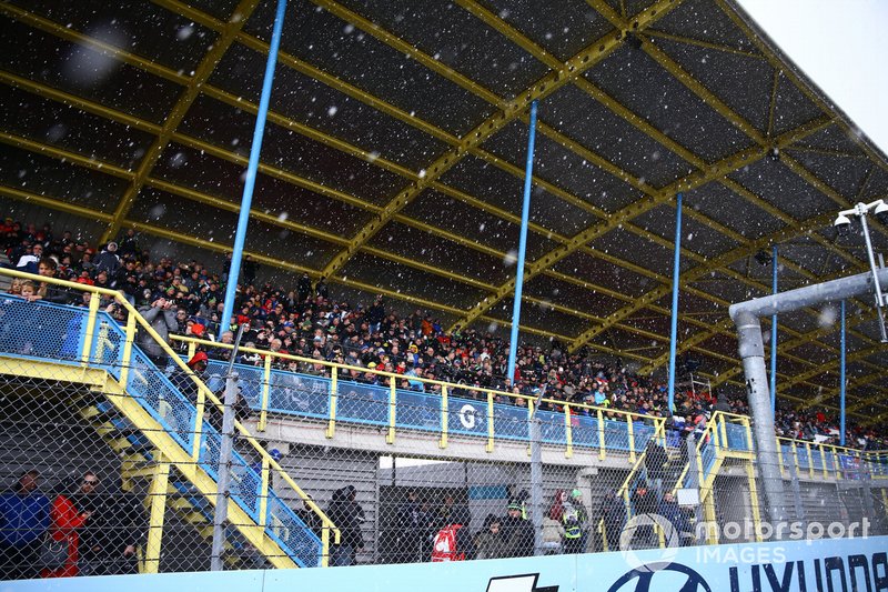 Tribuna, Pubblico, neve
