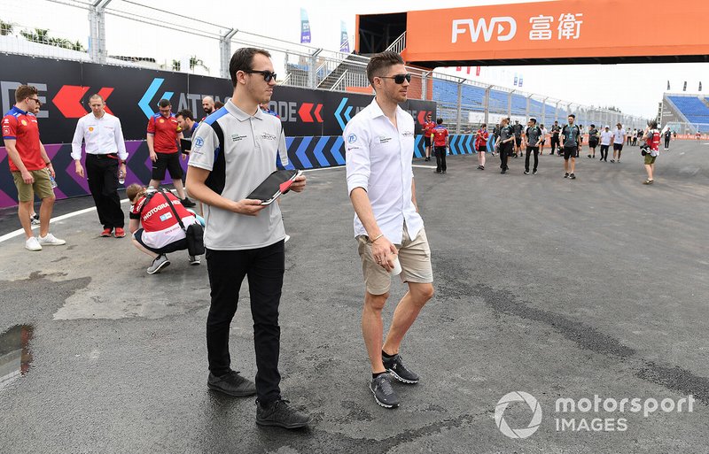 Edoardo Mortara, Venturi Formula E, cammina in pista con un membro del team