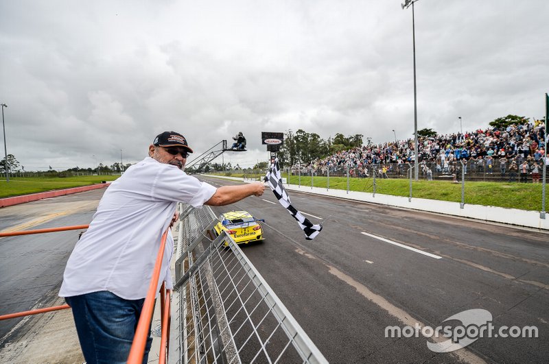 Paulo Gomes, primeiro campeão da história da Stock Car, deu a bandeirada a Daniel Serra no Velopark