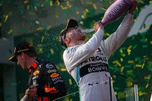 Le vainqueur Valtteri Bottas, Mercedes AMG F1, s'asperge de champagne sur le podium