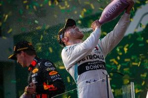 Valtteri Bottas, Mercedes AMG F1, vincitore, si spruzza champagne 