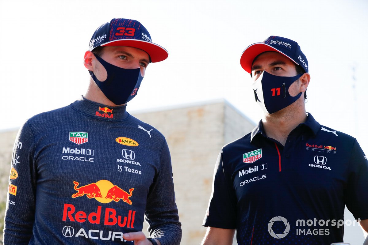 Max Verstappen, Red Bull Racing, con Sergio Pérez, Red Bull Racing