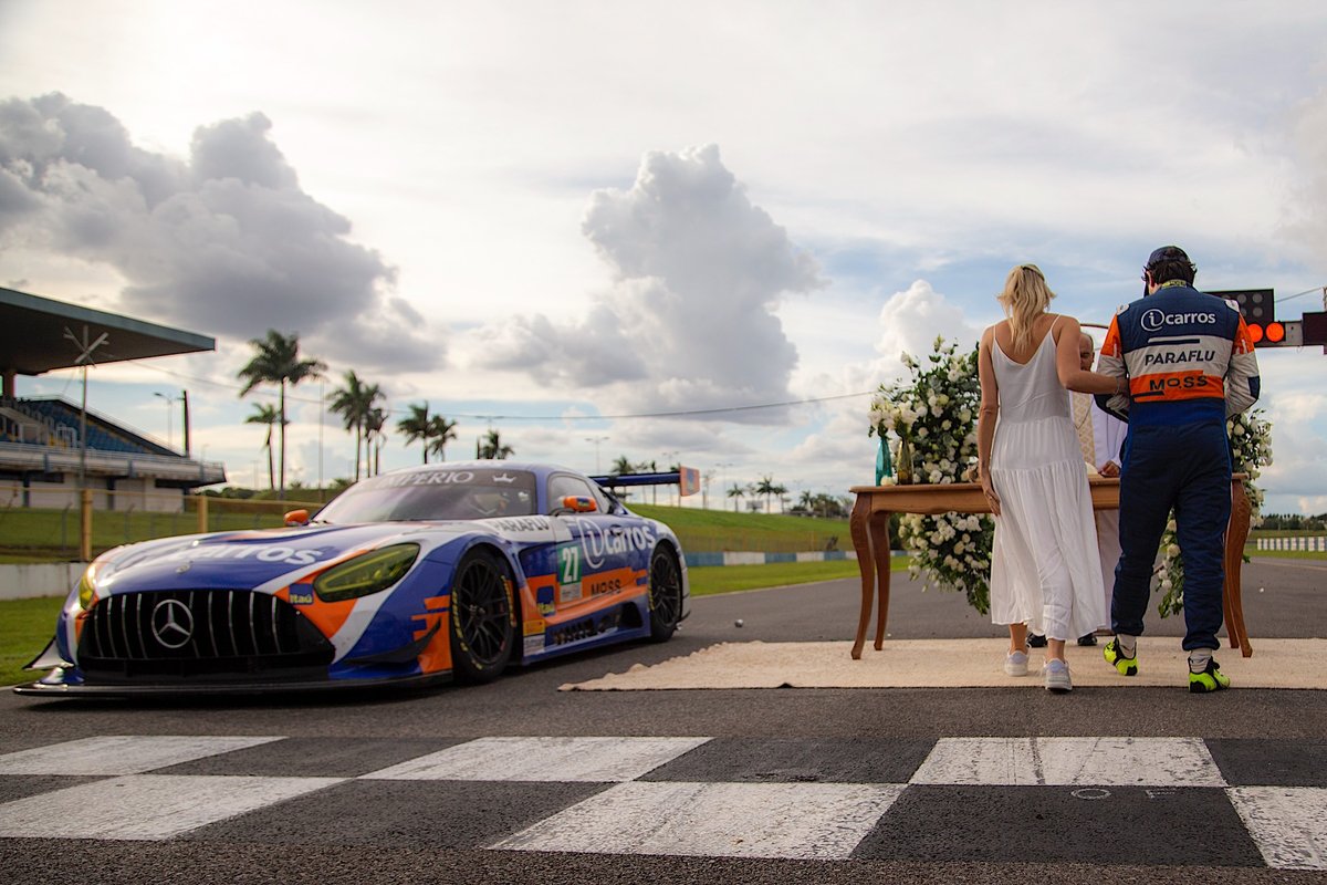 Cacá Bueno renova votos de casamento no autódromo com esposa Talita