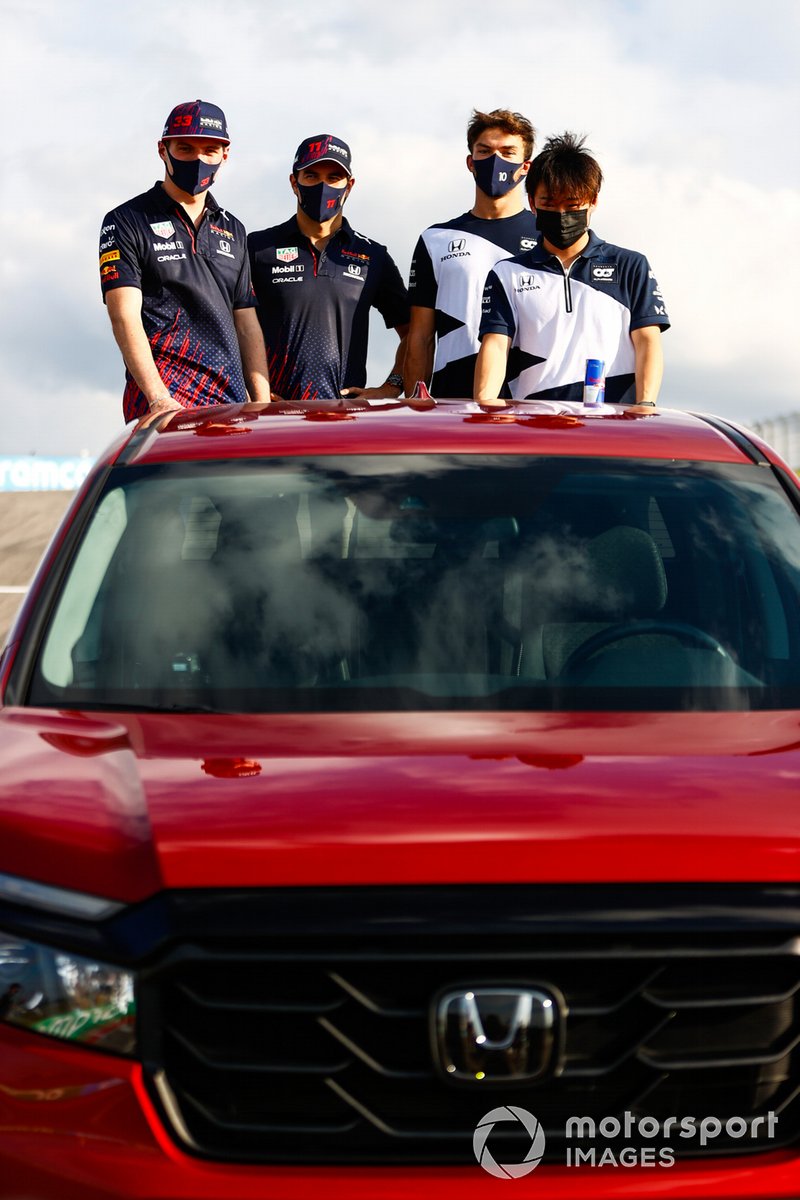 Sesión de fotos del Honda Ridgeline, con Sergio Pérez, Red Bull Racing, Max Verstappen, Red Bull Racing, Yuki Tsunoda, AlphaTauri, y Pierre Gasly, AlphaTauri