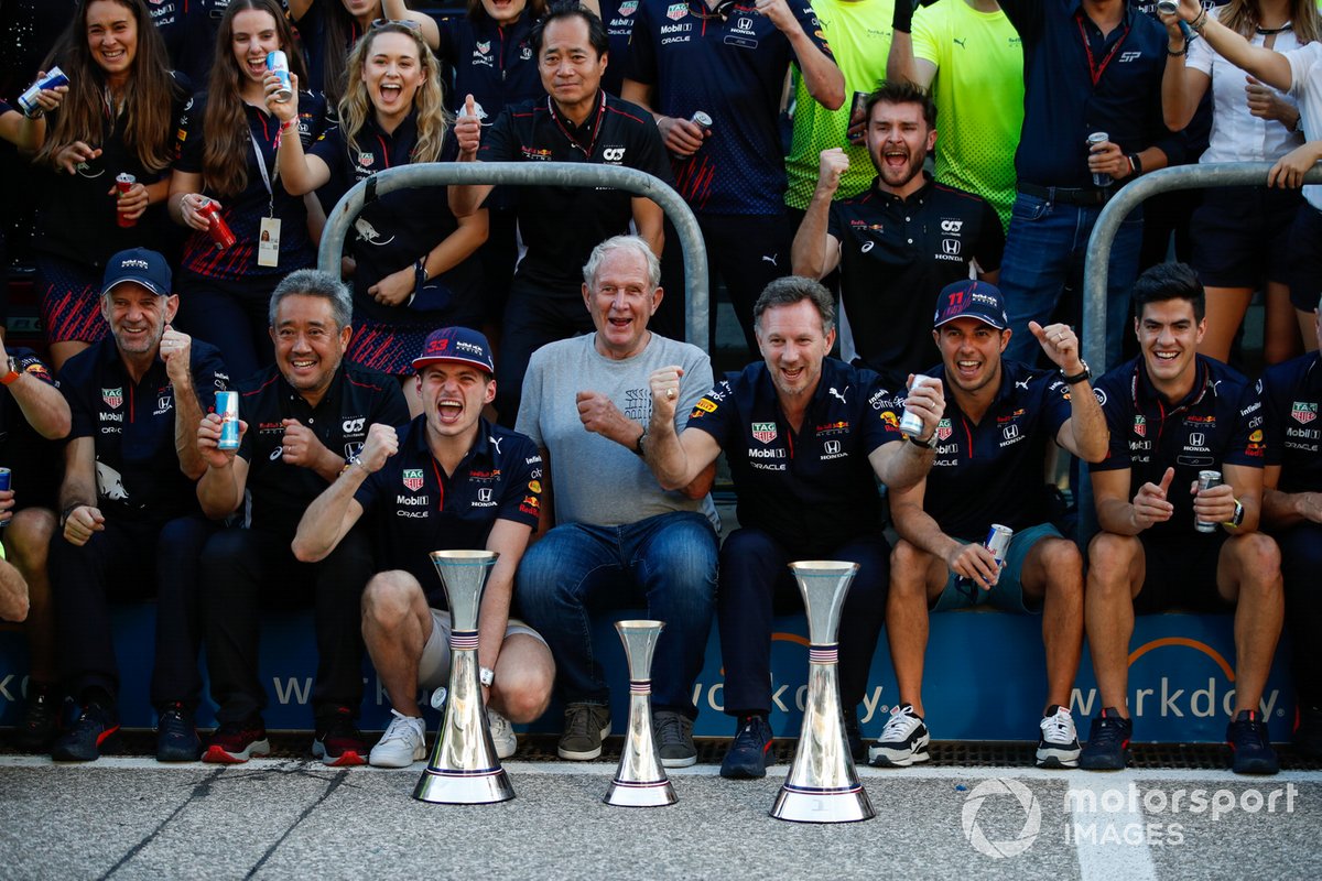 Adrian Newey, Chief Technical Officer, Red Bull Racing, Masashi Yamamoto, General Manager, Honda Motorsport, Helmut Marko, Consultant, Red Bull Racing, Christian Horner, Team Principal, Red Bull Racing, Max Verstappen, Red Bull Racing and Sergio Perez, Re