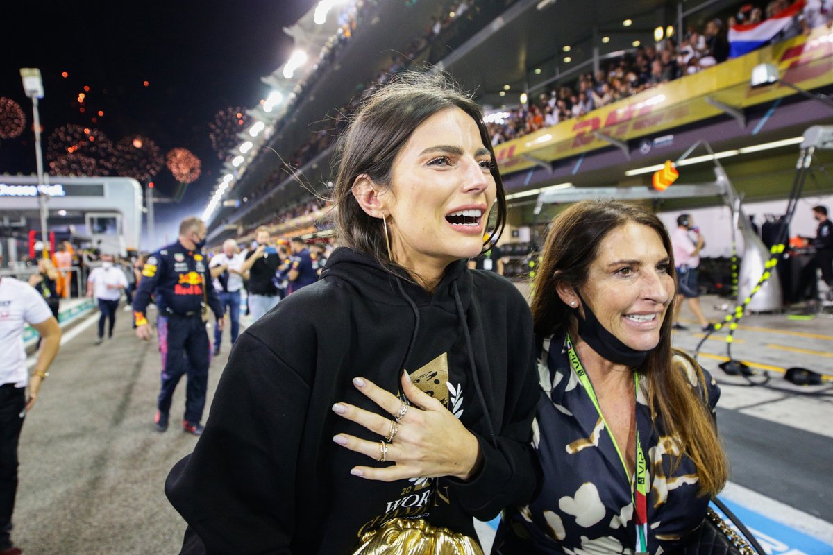 Kekasih Max Verstappen, Kelly Piquet, berjalan ke podium