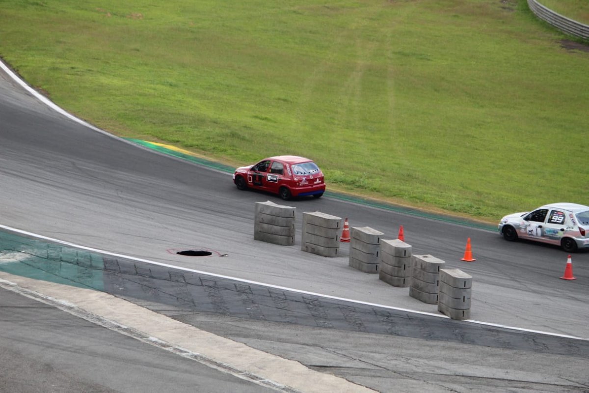 Carros passam pela cratera aberta em Interlagos (foto: Fernando Santos/Divulgação F-Vee)