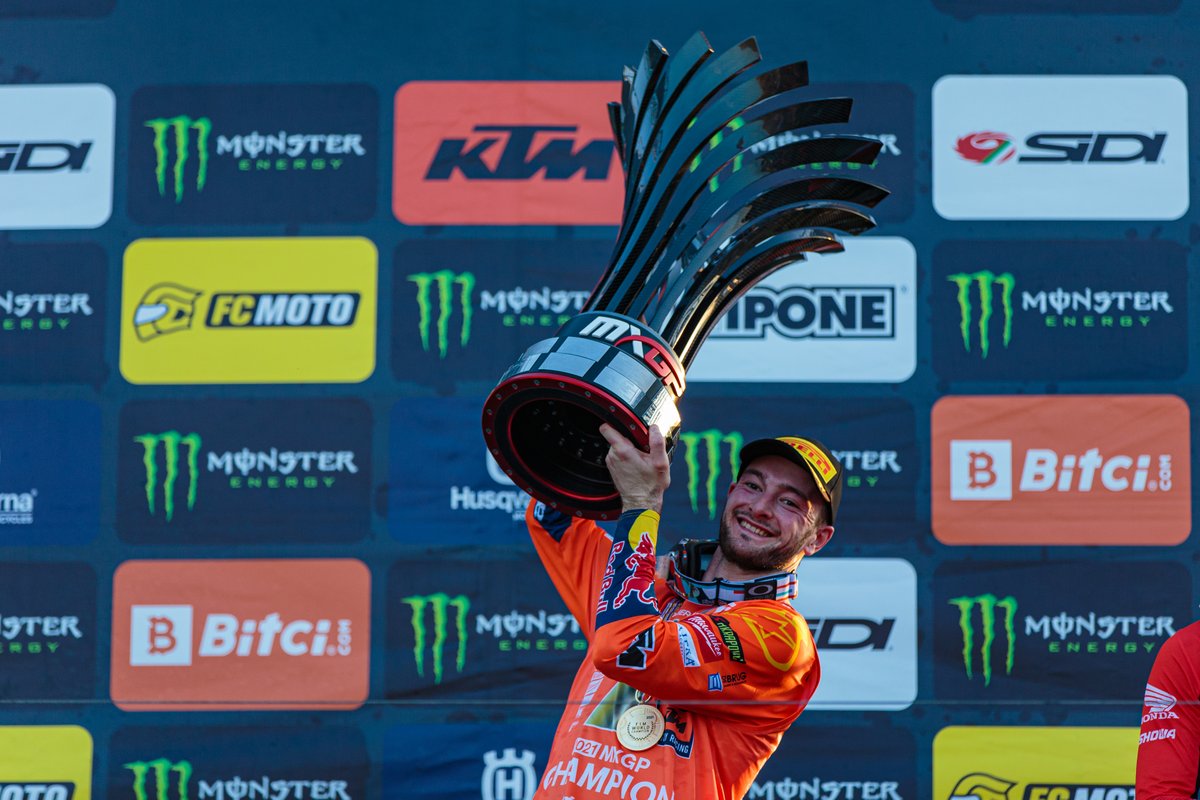 El campeón del mundo 2021 de MXGP, Jeffrey Herlings, lo celebra